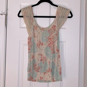 Floral blouse with lace sleeves. Size Small
